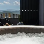 Skylark - Sydney Penthouse With Jacuzzi And Mountain View